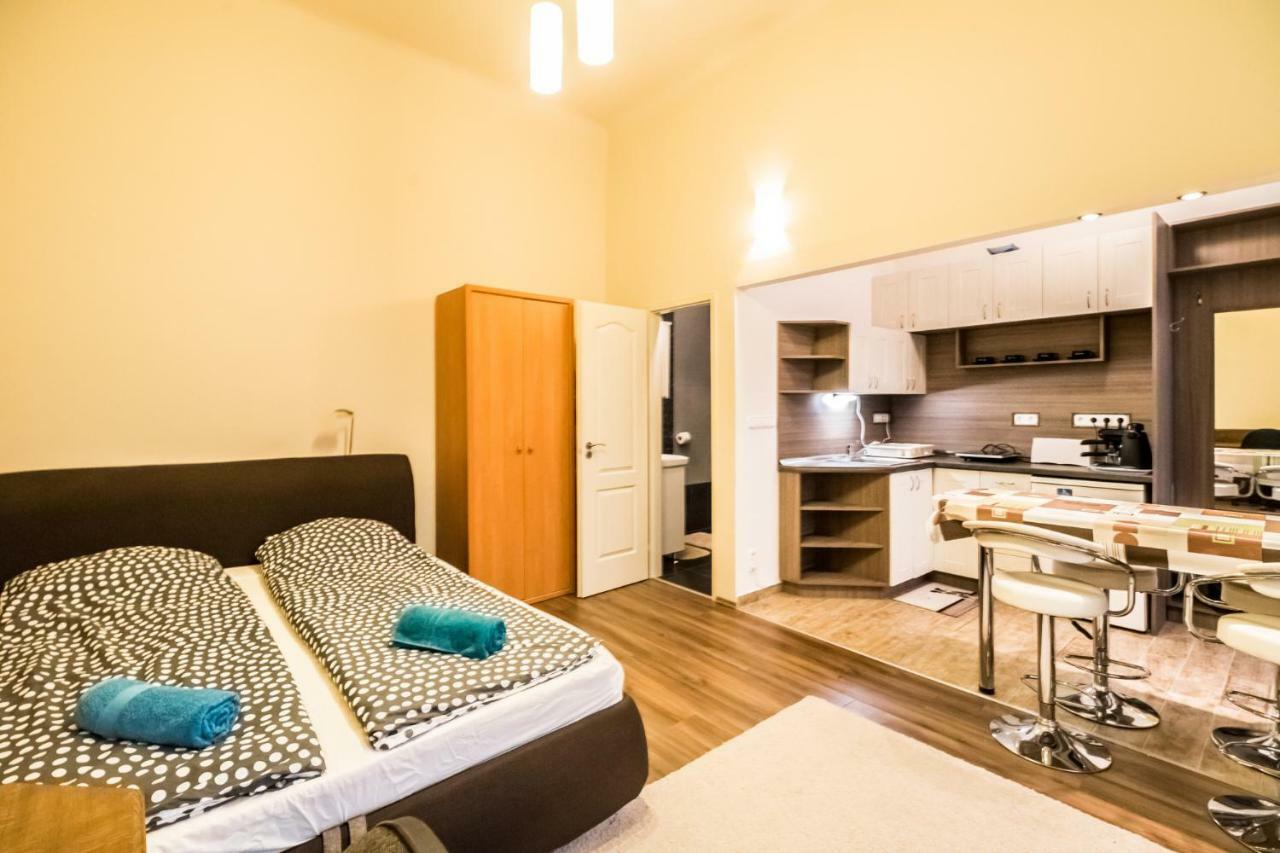 Dombóvári Way Apartman Apartamento