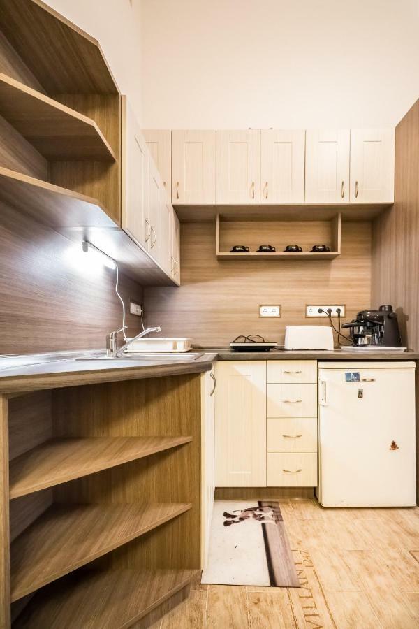 Dombóvári Way Apartman *